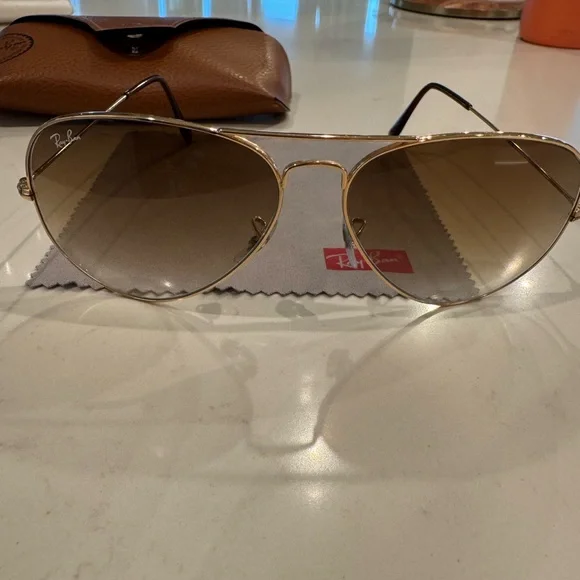 Ray-Ban Aviator Sunglasses with Dark Lenses - Picture 3 of 7
